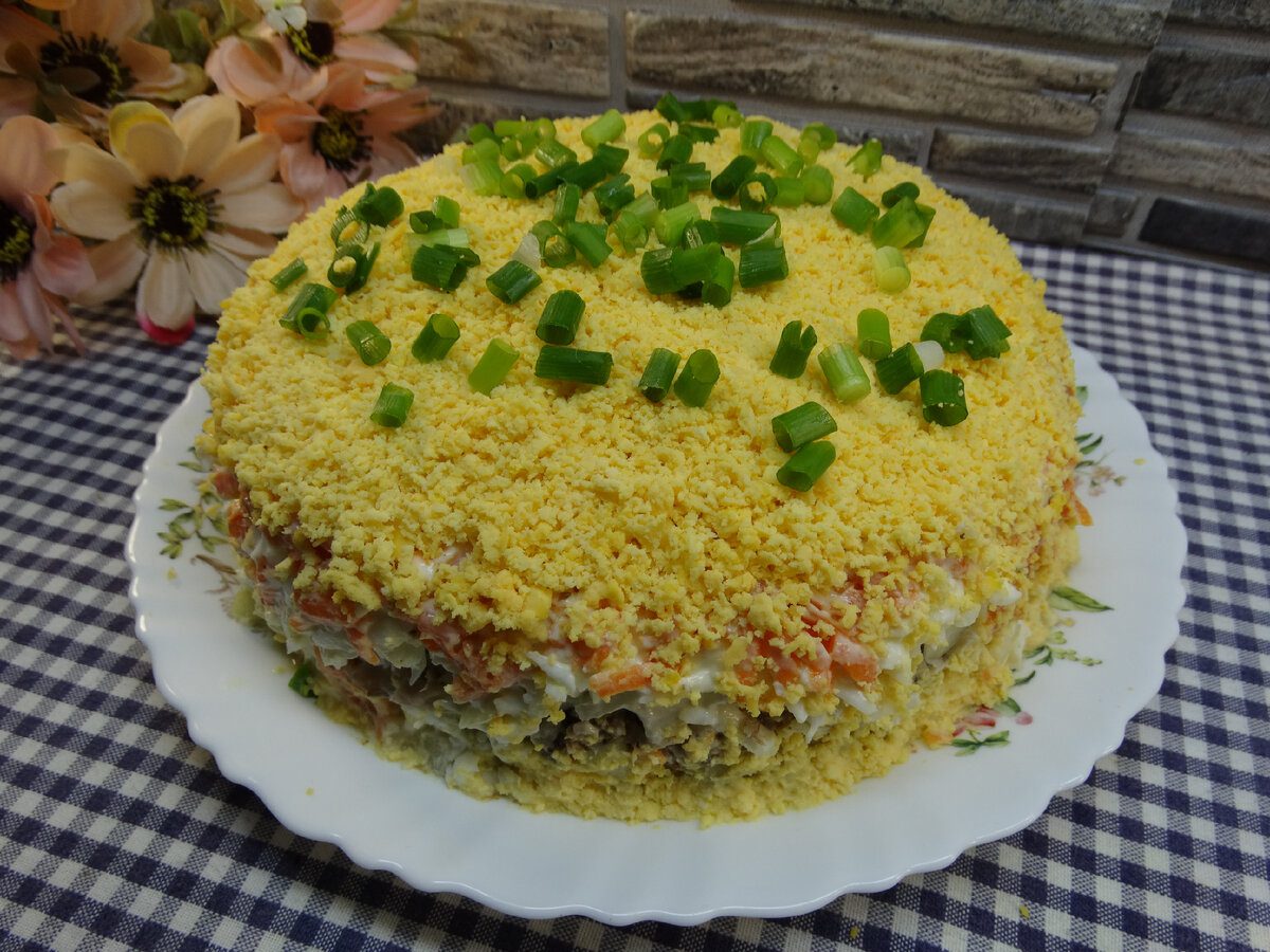 Кулінари розповіли, як приготувати салат Мімоза за оригінальним рецептом – смачний і ситний