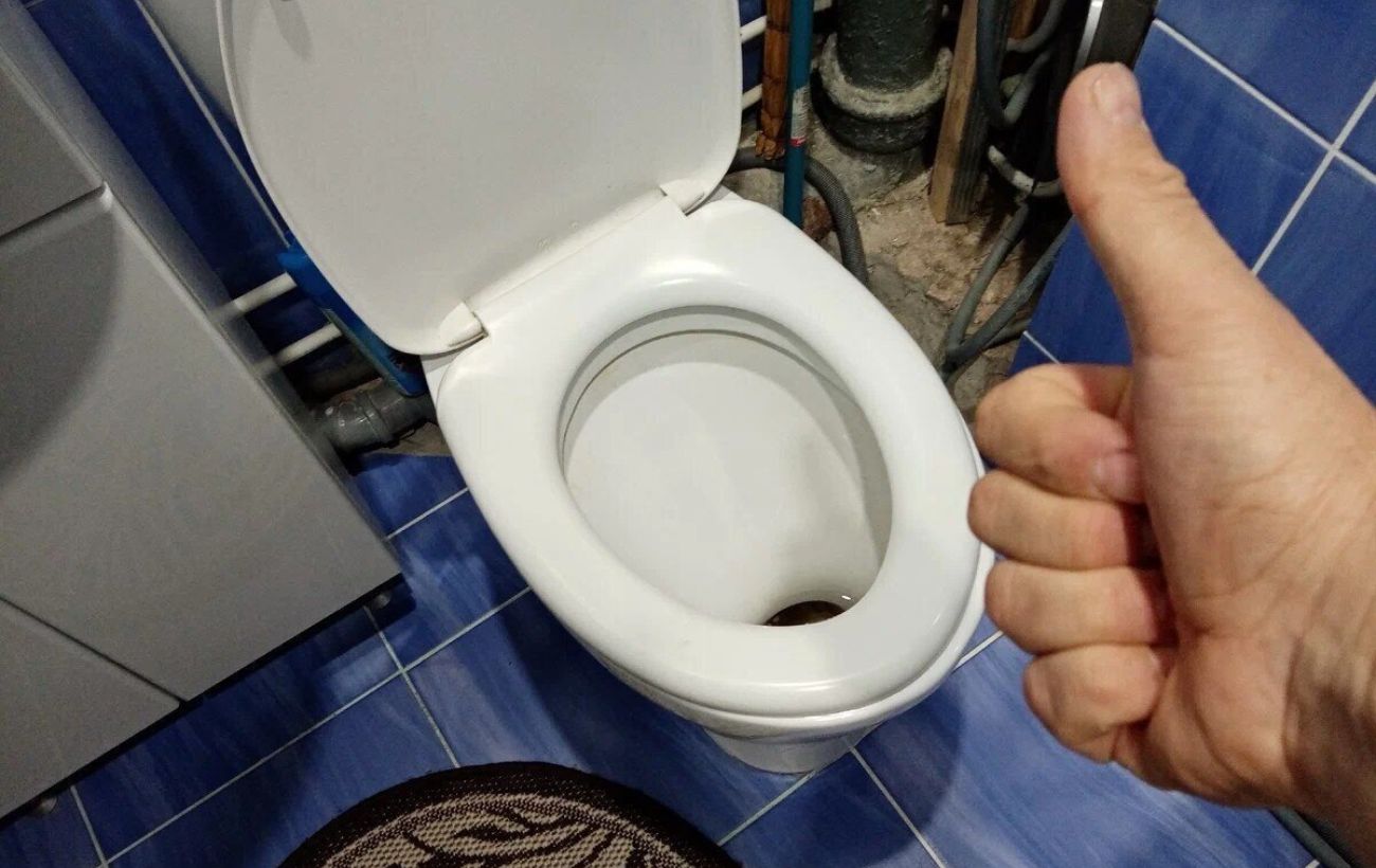 Чи потрібно закривати кришку унітазу