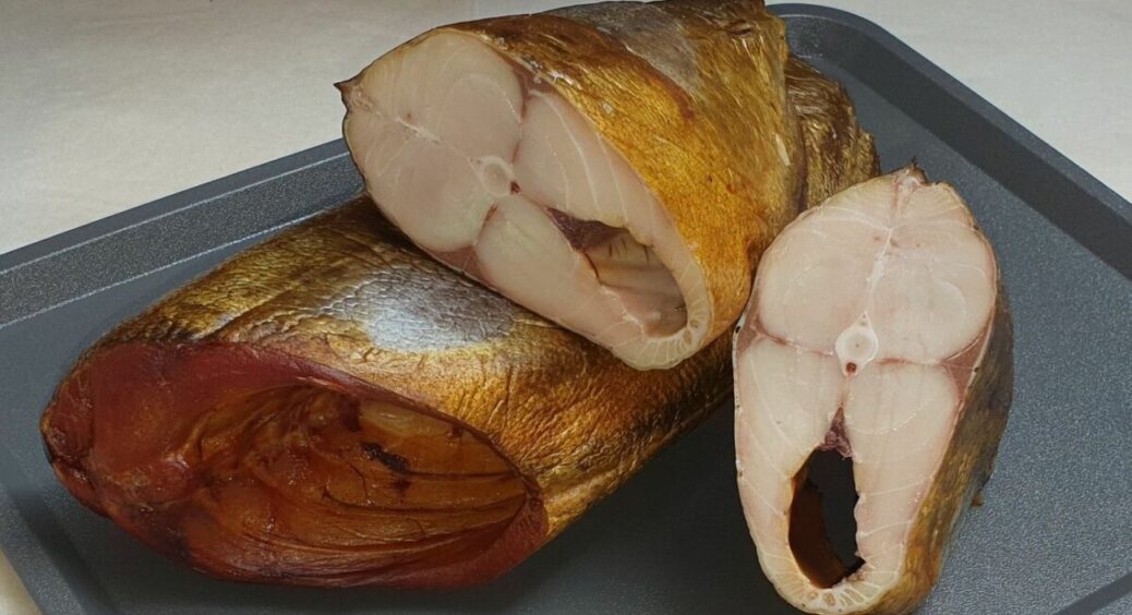 Готую копчену скумбрію за 10 хвилин без вогню і диму: виходить краща за магазинну, а секрет у 2 інгредієнтах 