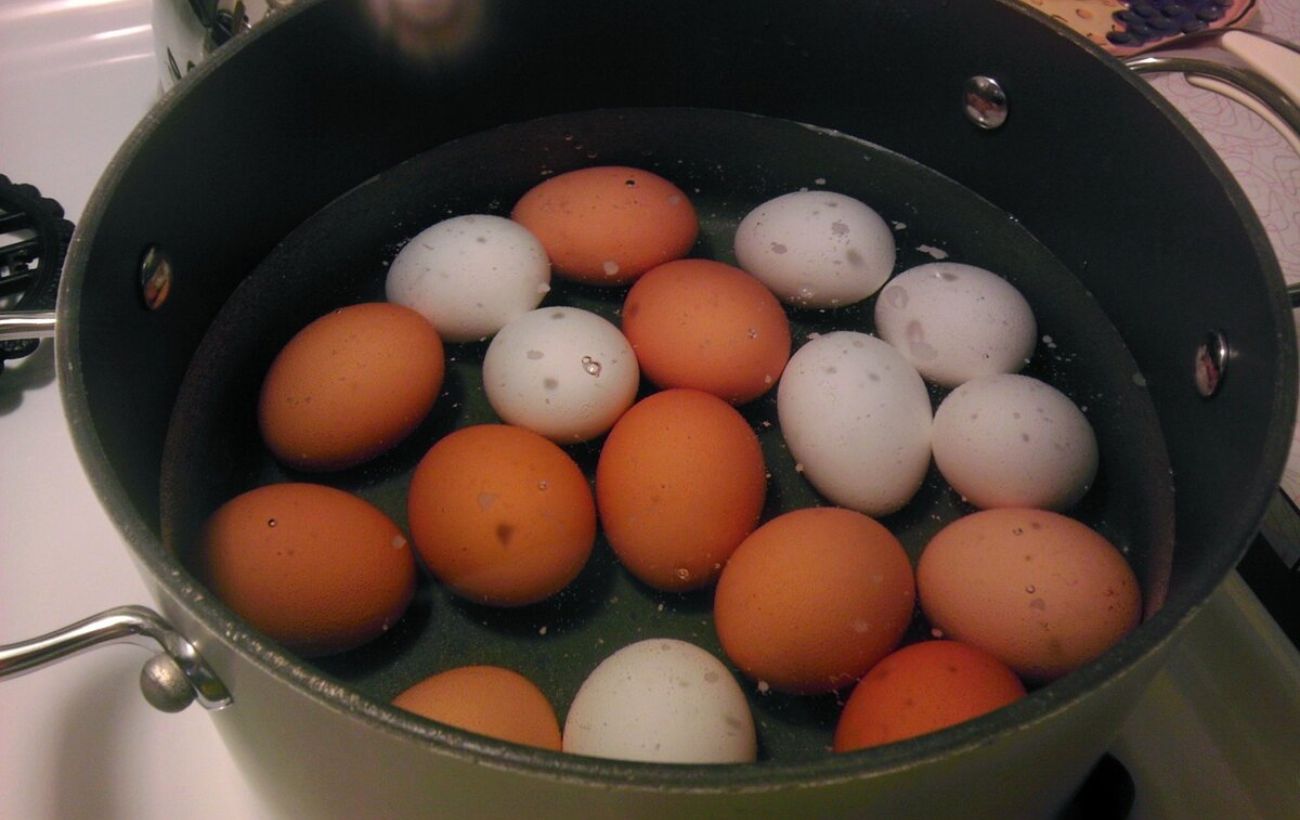 Як очистити курячі яйця