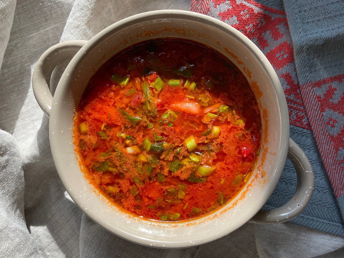 Кулінари розповіли, як приготувати дійсно смачний і насичений український борщ – проста добавка