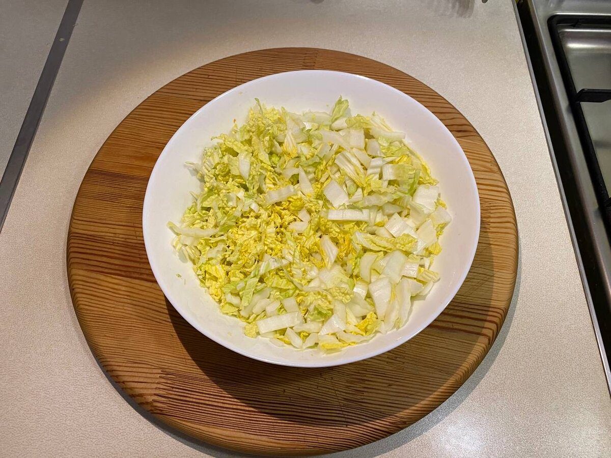 Експерти порадили приготувати смачний салат до Нового року, який сподобається його символу