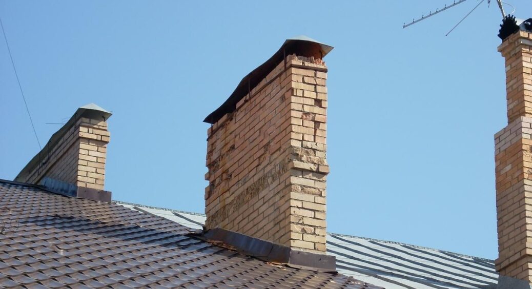 Сажа з димоходу обсипалась сама: кинула в піч 2 сухі складники – залізати й чистити не довелось 