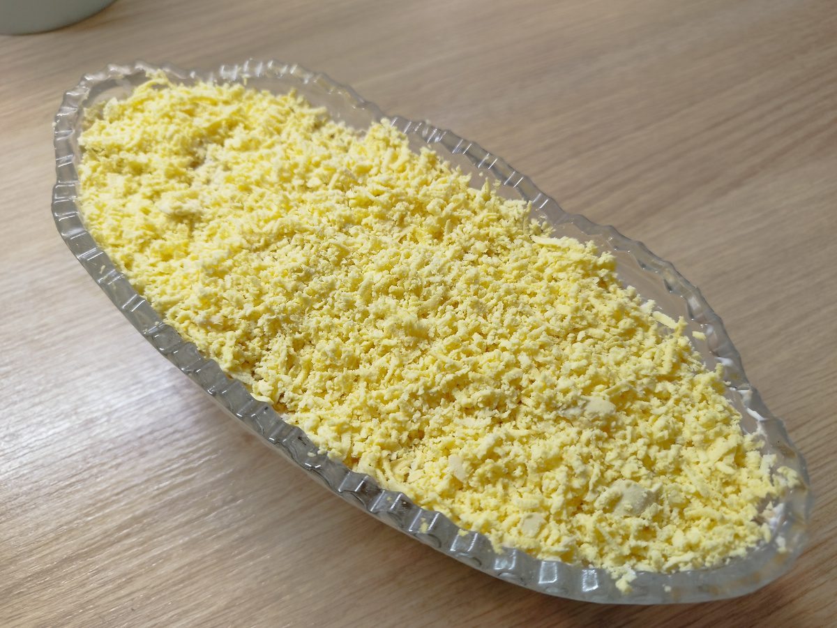 Кулінари розповіли, як приготувати салат Мімоза за оригінальним рецептом – смачний і ситний