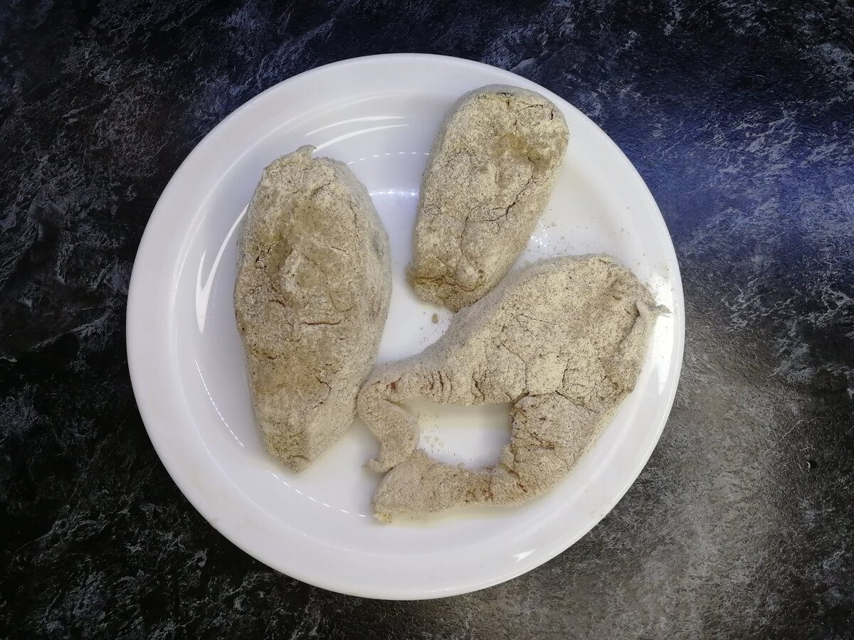 Господині розповіли, з чого можна зробити панірування для риби та мʼяса