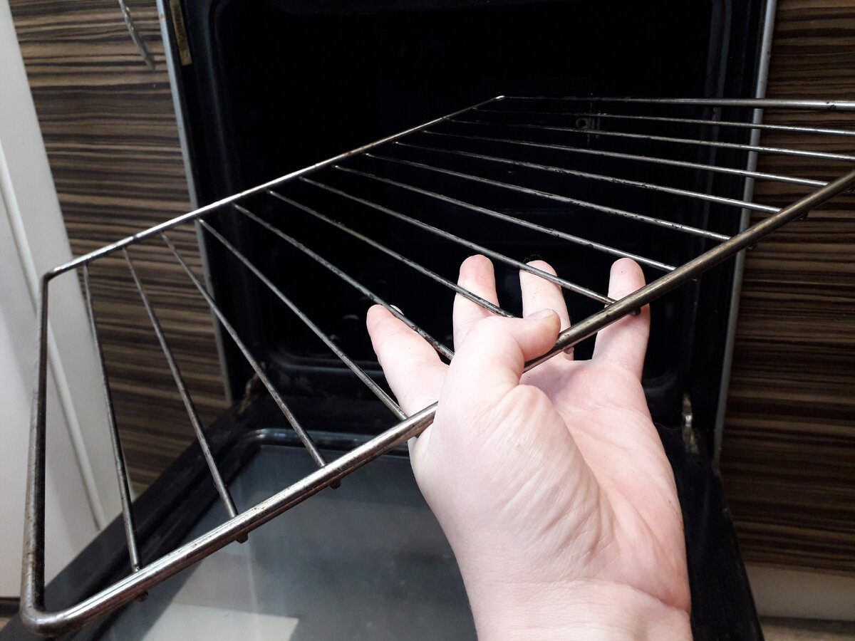 Експерти розповіли, як очистити решітку духовки швидко та без використання побутової хімії