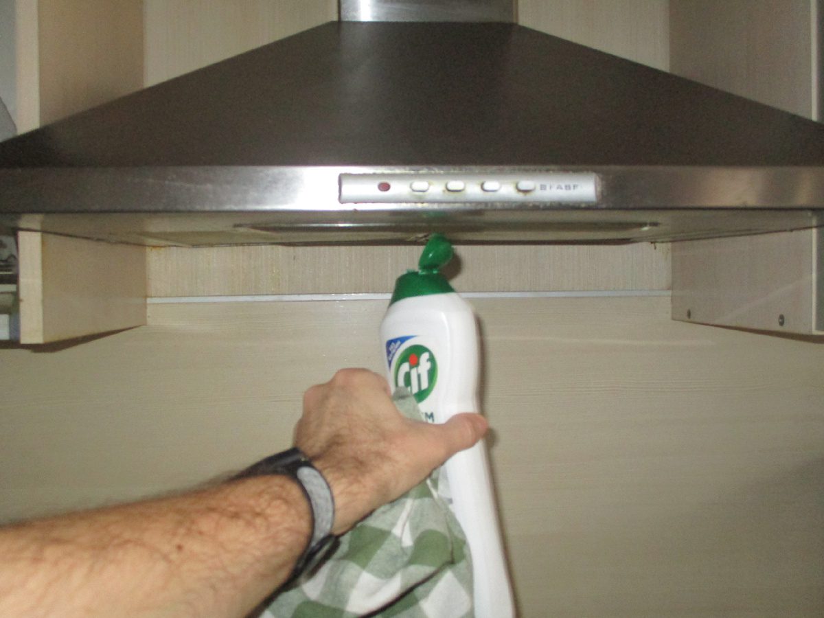 Експерти розповіли, як очистити витяжку на кухні та повернути їй первозданну потужність