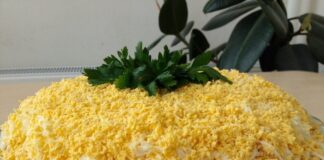 Кулінари поділилися ресторанним рецептом салату Мімоза