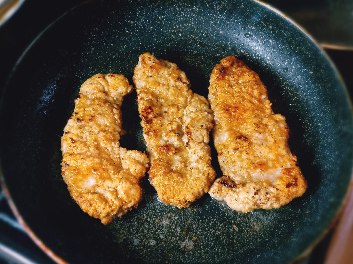 Кулінари розповіли, як приготувати смачну та ніжну курку в кокосовій паніровці нашвидкуруч