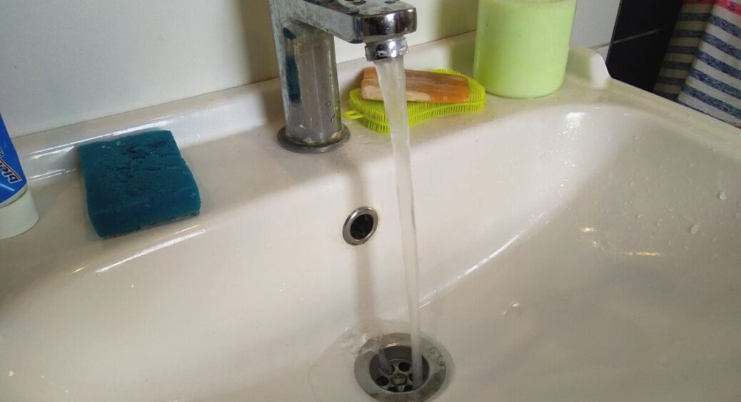 1 ложка у злив – і будь-яке засмічення “вилетить” зі свистом у трубу: без вантуза, хімії та сантехніка 