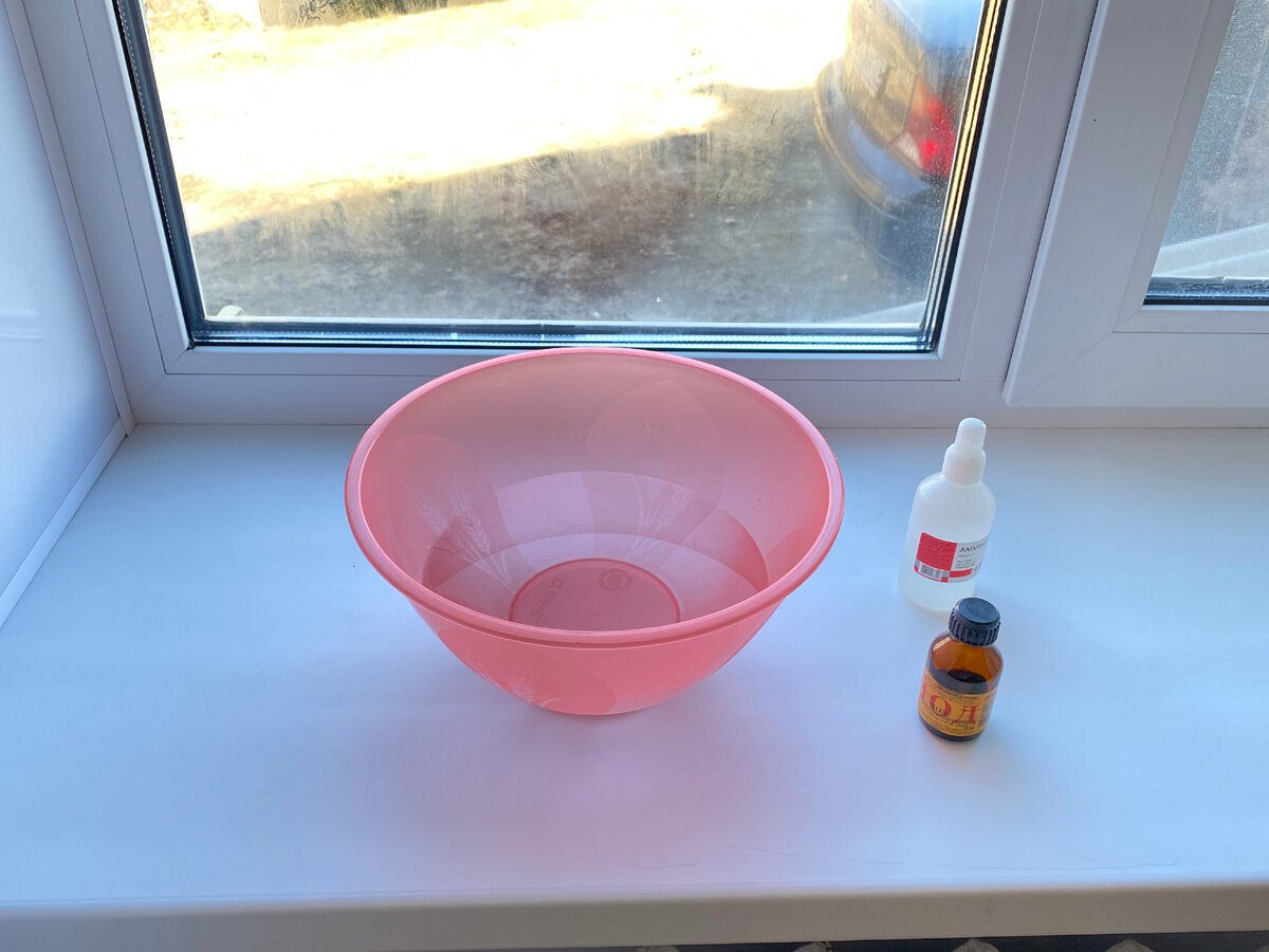 Експерти розповіли, як очистити дзеркало без розводів швидко та не витрачаючи гроші