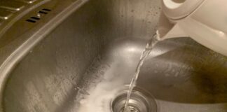 Господині розповіли, як прибрати запах каналізації з раковини 