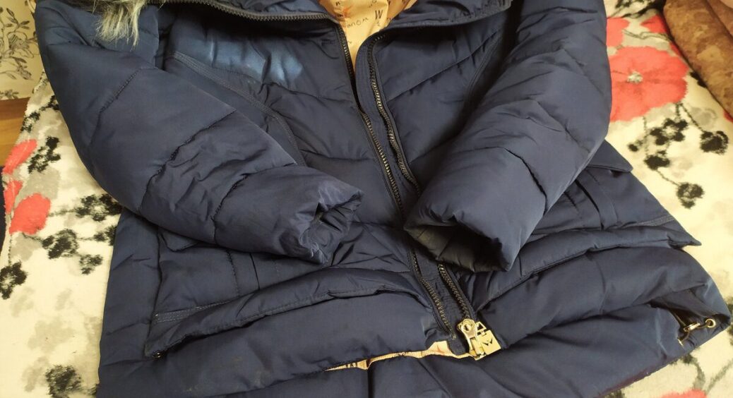 Засмальцьовані манжети пуховика очищую за 15 хвилин: коли прати ще зарано, а ходити в такому вже соромно 