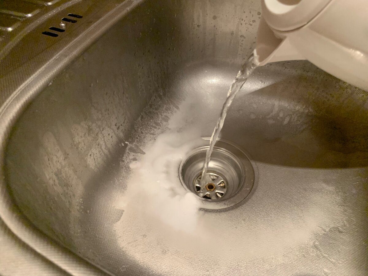 Господині розповіли, як прибрати запах каналізації з раковини 