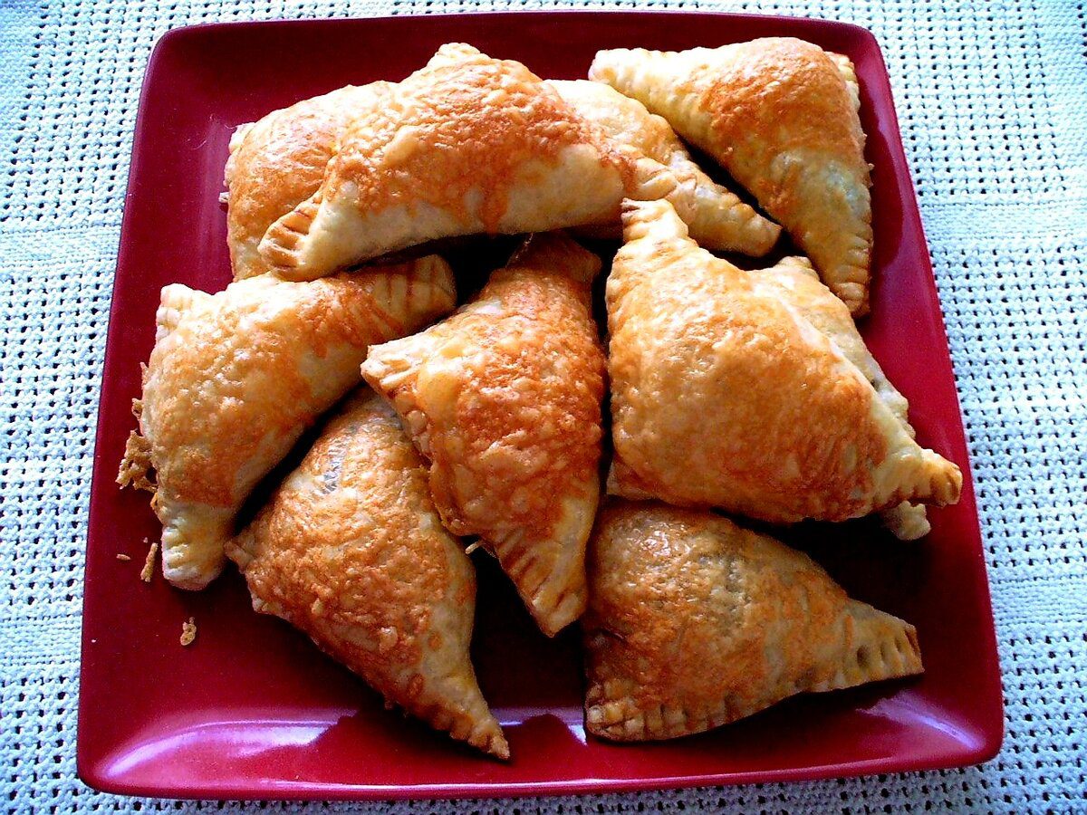 Кулінари розповіли, як приготувати смачні слойки з куркою нашвидкуруч на власній кухні