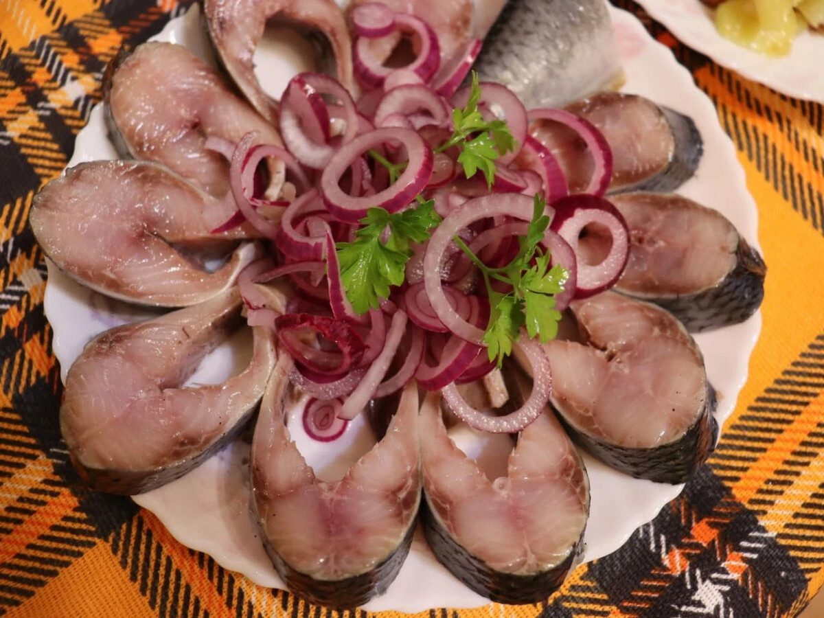 Кулінари розповіли, як приготувати смачний солоний оселедець нашвидкуруч – рецепт на мільйон