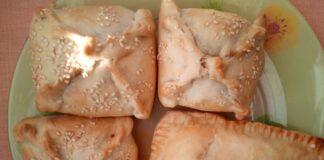 Як приготувати смачні слойки з куркою