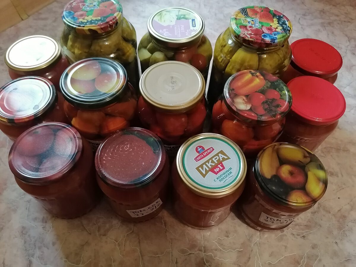 Господині розповіли, де зберігати заготівлі на зиму у квартирі, аби банки не вибухнули