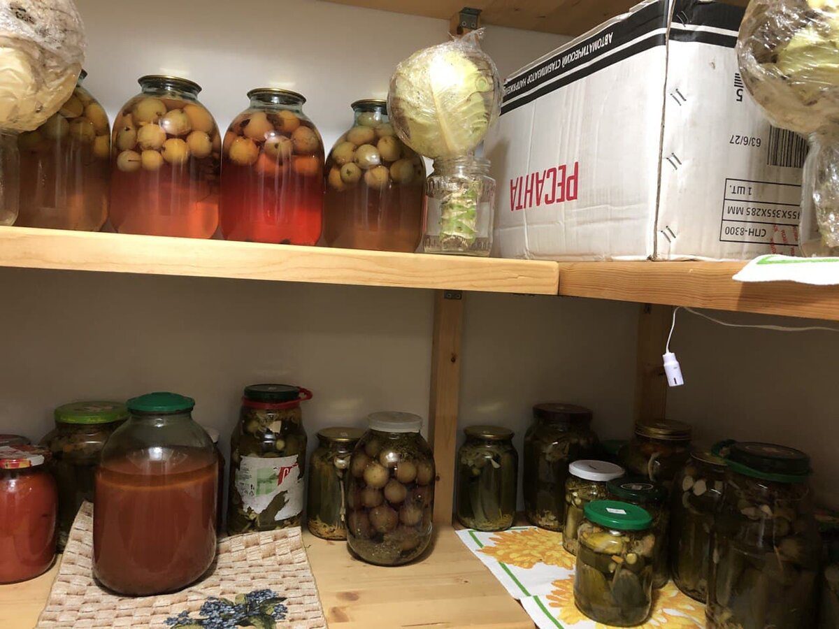 Господині розповіли, де зберігати заготівлі на зиму у квартирі, аби банки не вибухнули