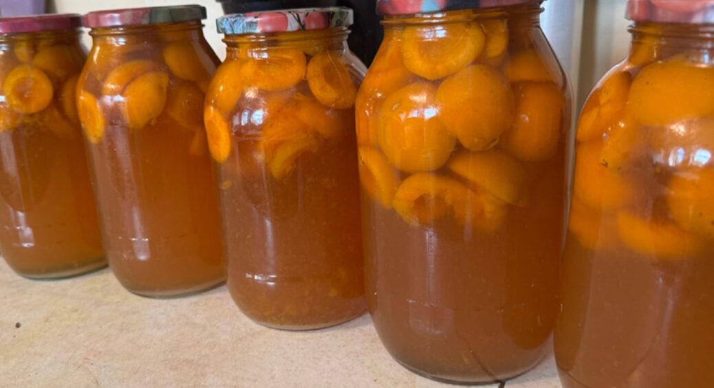 Зберігаю зимові заготівлі в 1 неочікуваному місці у квартирі: банки не вибухають навіть у +25 градусів 