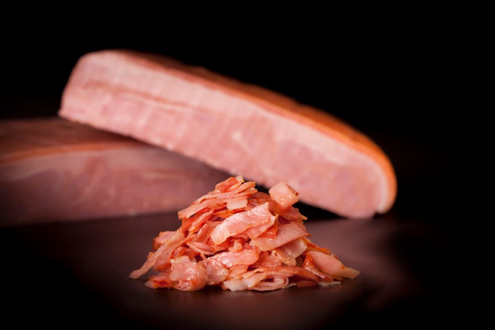 Кухарі пояснили, як коптити смачне сало в банці