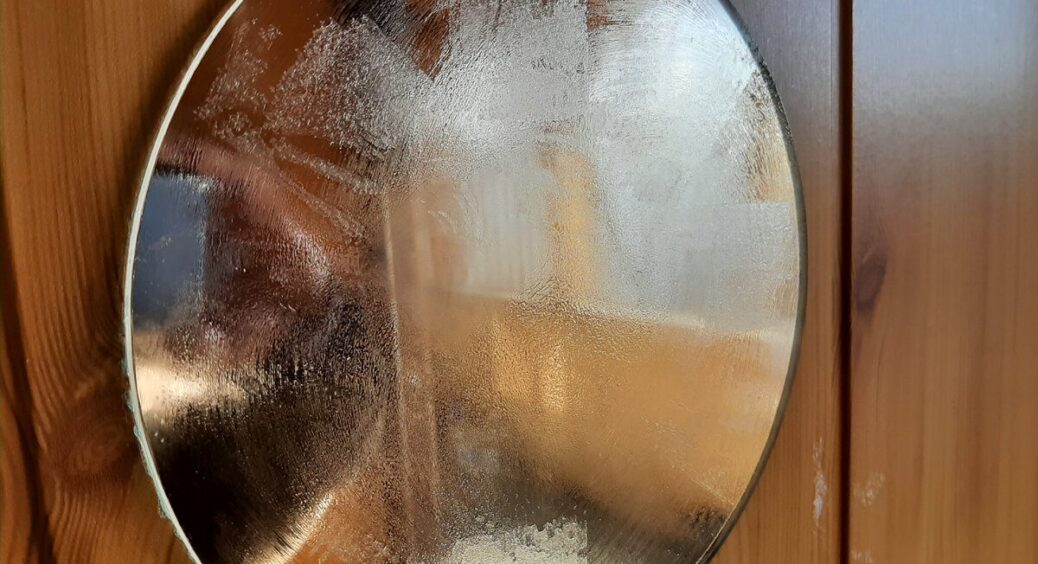 Дзеркало у ванній більше не пітніє, навіть якщо я роблю воду, наче у бані: 1 раз натерла “цим” скло і забула 