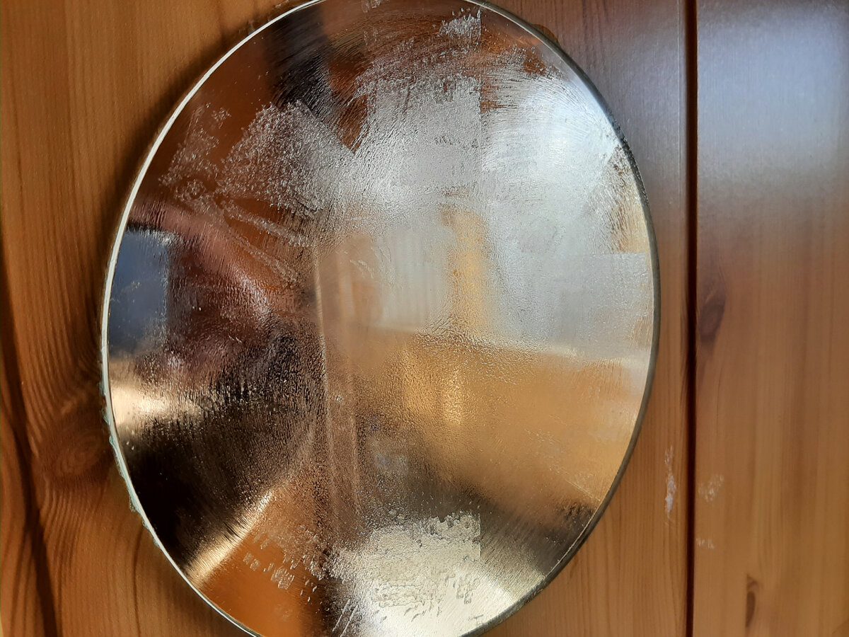 Господині показали, чим натерти дзеркало, аби не залишалися відбитки пальців