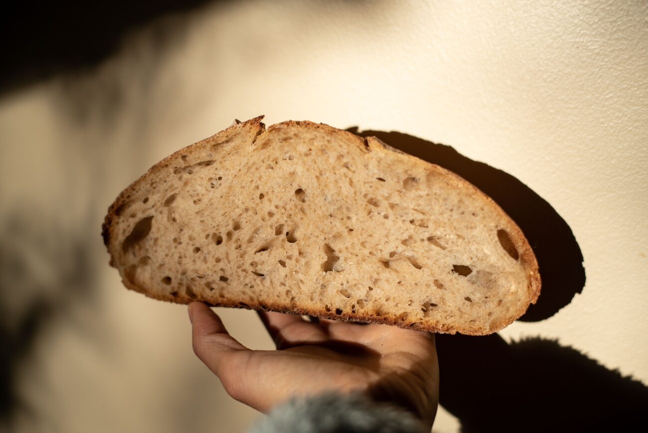 Господині сказали, чи треба просіювати борошно для випічки хлібу 