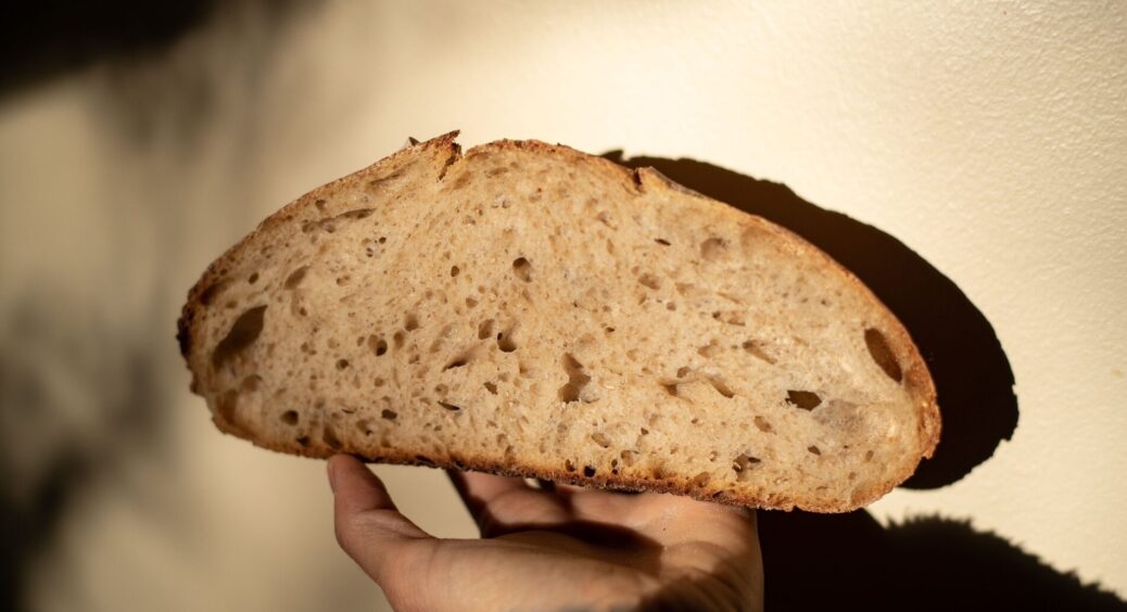 Бабуся 43 роки пекла хліб своїми руками, і відповіла – чи дійсно треба просіювати борошно: розвінчуємо міф 