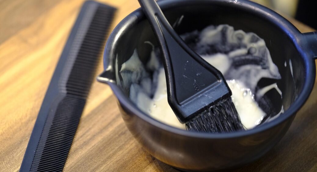 Сиве волосся “потемніло” за 5 хв: навчилась оновлювати зачіску без походів до салону – економлю 2-3 тис. грн 