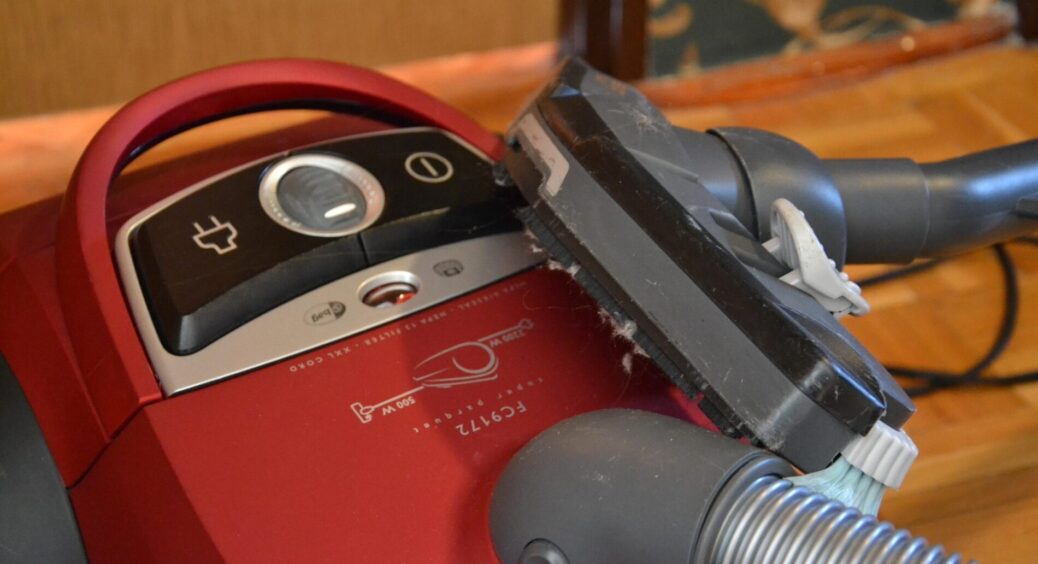 Беру 1 шкарпетку – і на пилосос: завдяки цьому лайфхаку вдома чисто по 7-8 днів без щоденного прибирання 