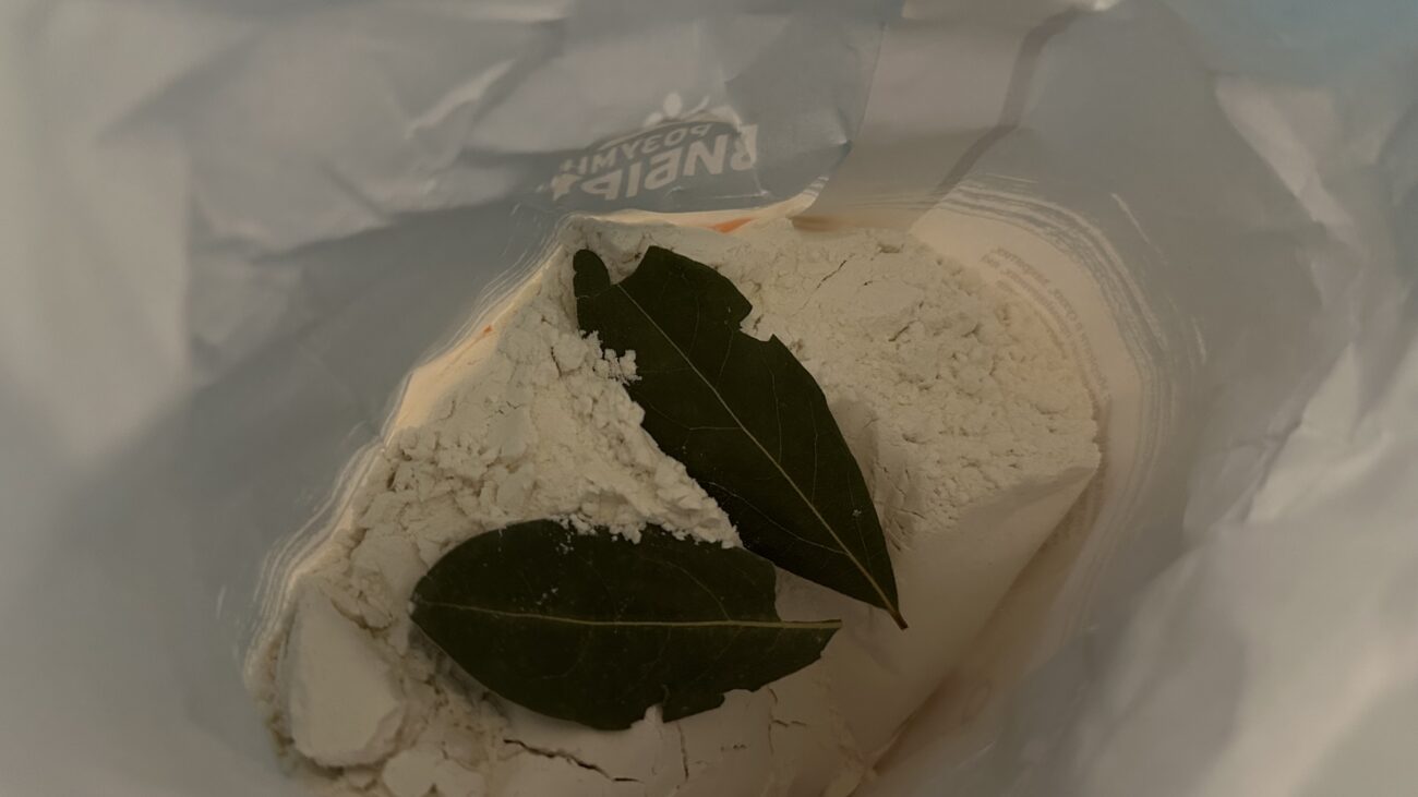 Господині розповіли, навіщо класти лавровий лист у сіль і борошно 