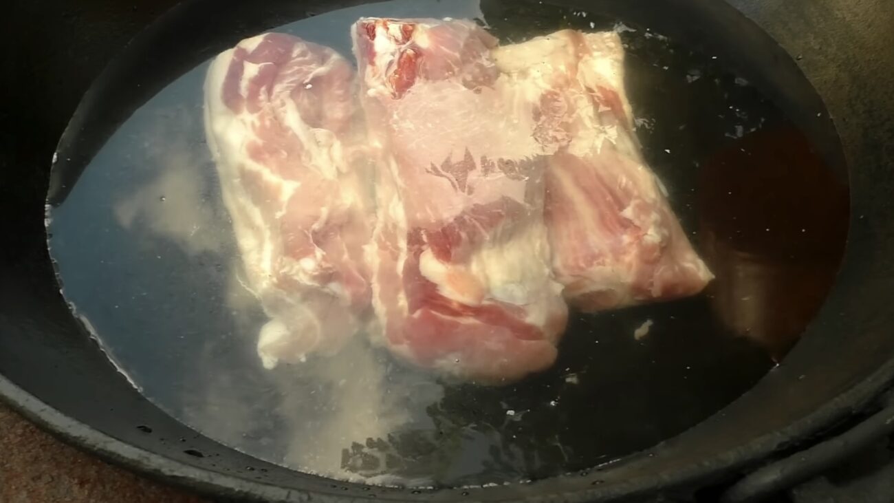 Господині розповіли, як вдома зробити сало, яке схоже на копчене 