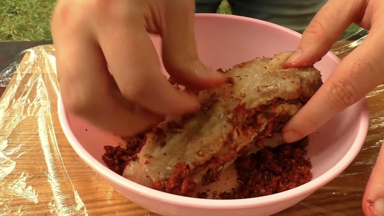 Господині розповіли, як вдома зробити сало, яке схоже на копчене 