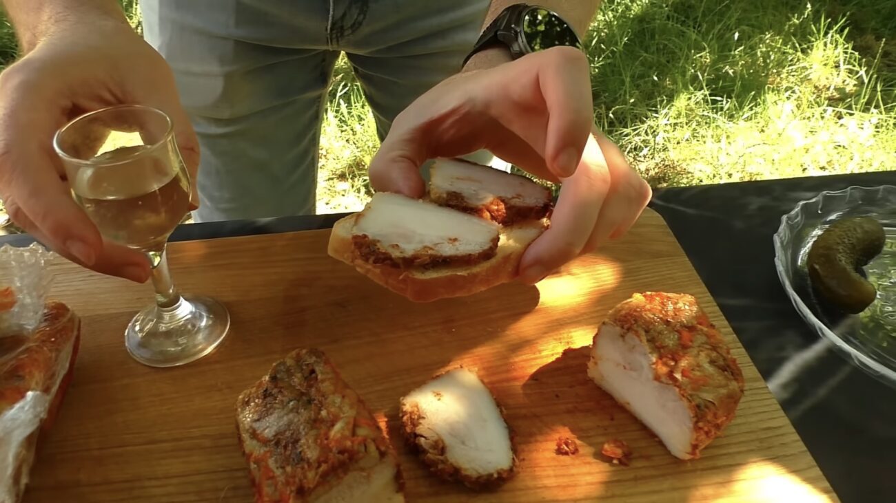 Господині розповіли, як вдома зробити сало, яке схоже на копчене 