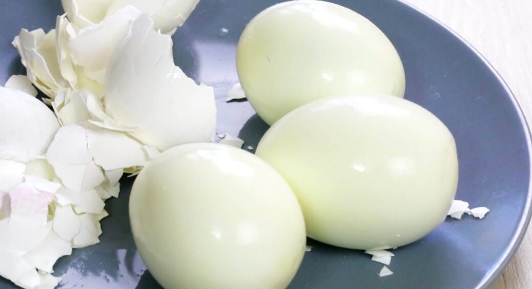 Тепер яйця чистяться на “ура”: 1 секундний лайфхак, і на столі вже лежать не “обідранці”, а красивий продукт 