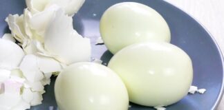 Господині розповіли, як легко почистити варені яйця і не обідрати білок 
