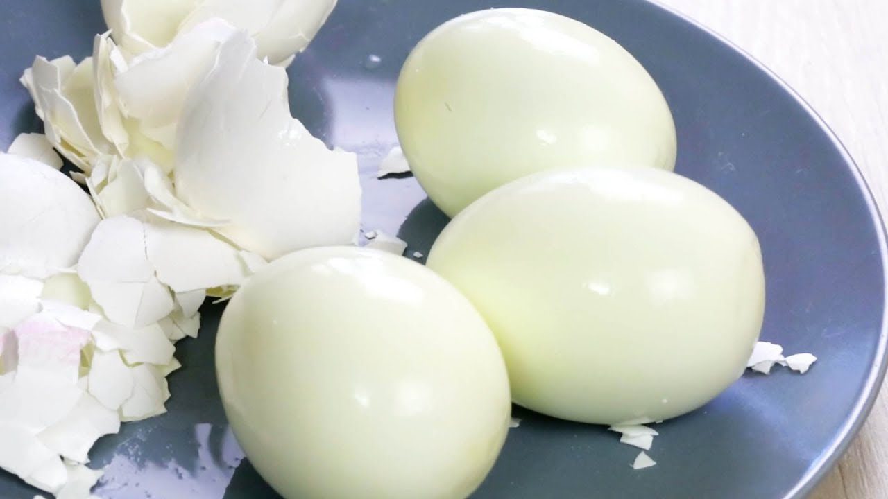 Господині розповіли, як легко почистити варені яйця і не обідрати білок 