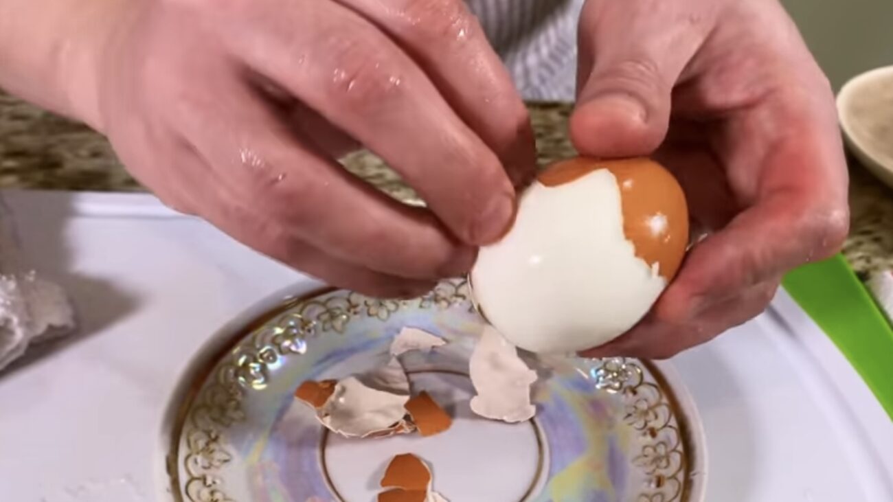 Господині розповіли, як легко почистити варені яйця і не обідрати білок Господині розповіли, як легко почистити варені яйця і не обідрати білок