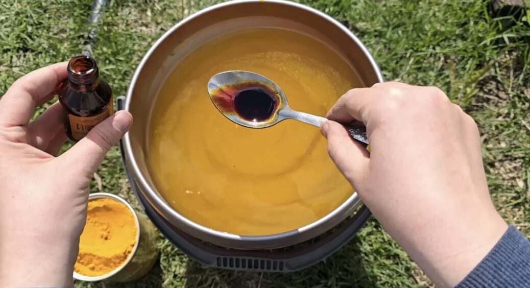 Не обробляю ґрунт ні “Триходермою”, ні “Фітоспорином”, поки не зроблю 1 черговий пролив: 3 ложки на 10 л 