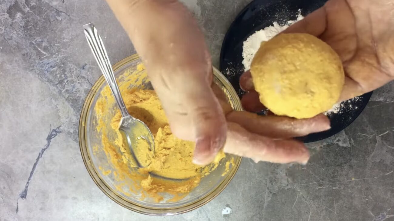 Господині розповіли, як приготувати неймовірно смачні гарбузові сирники Господині розповіли, як приготувати неймовірно смачні гарбузові сирники