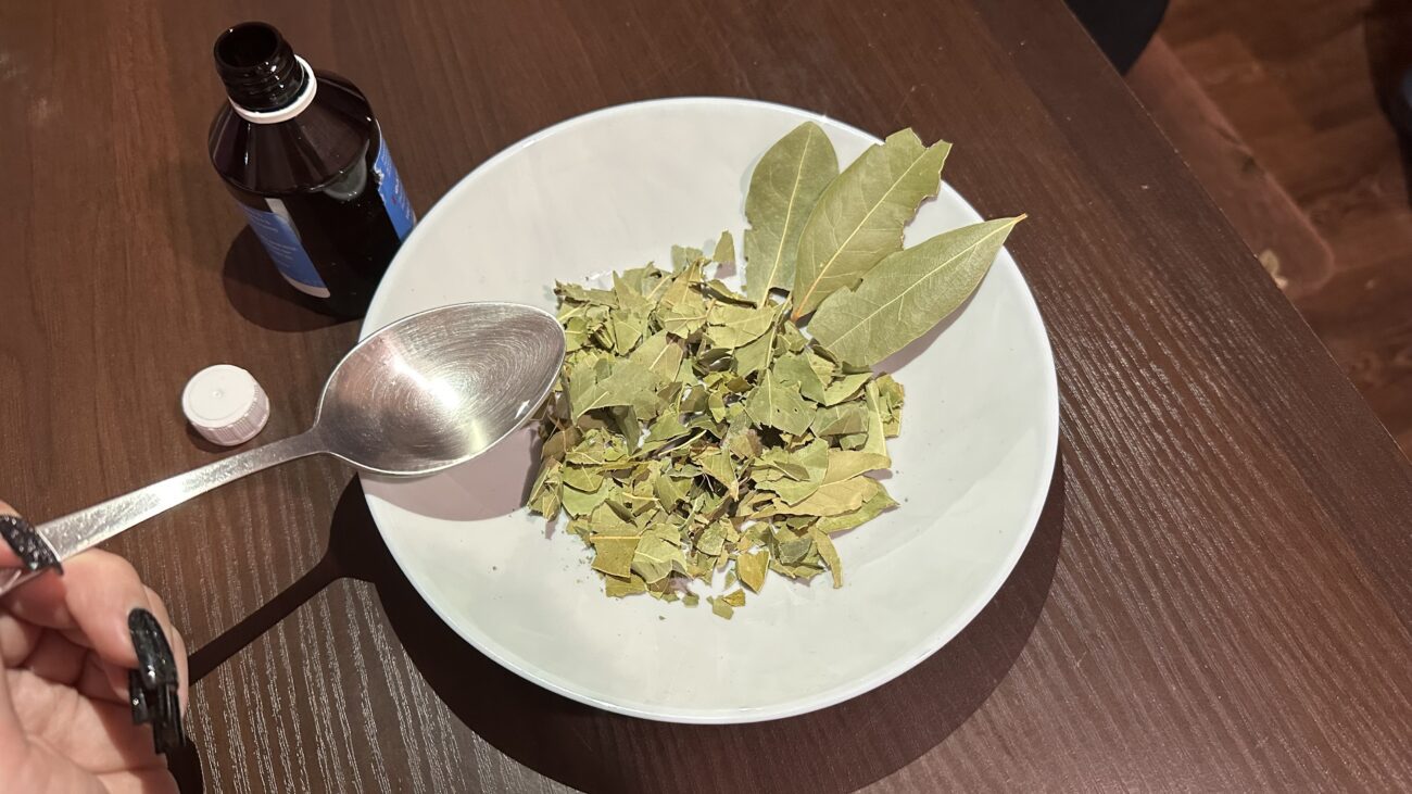Господині розповіли, навіщо заливати свіжий лавровий лист спиртом