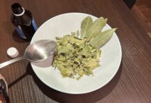 Подрібнюю лавровий лист і заливаю 96-відсотковим у пропорції 1:5 — на 1 тиждень: це справжній порятунок Господині розповіли, навіщо заливати свіжий лавровий лист спиртом