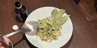 Господині розповіли, навіщо заливати свіжий лавровий лист спиртом 