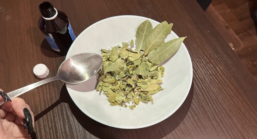 Подрібнюю лавровий лист і заливаю 96-відсотковим у пропорції 1:5 — на 1 тиждень: це справжній порятунок 