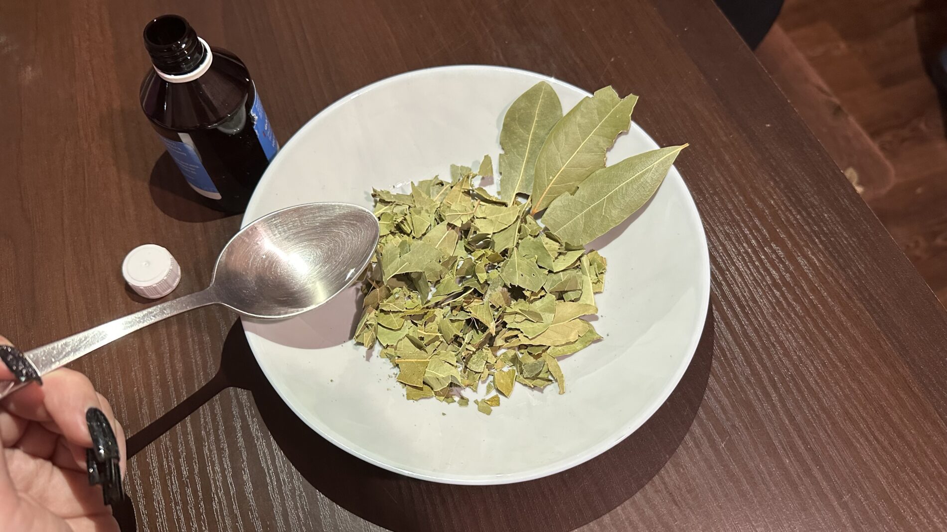 Господині розповіли, навіщо заливати свіжий лавровий лист спиртом 