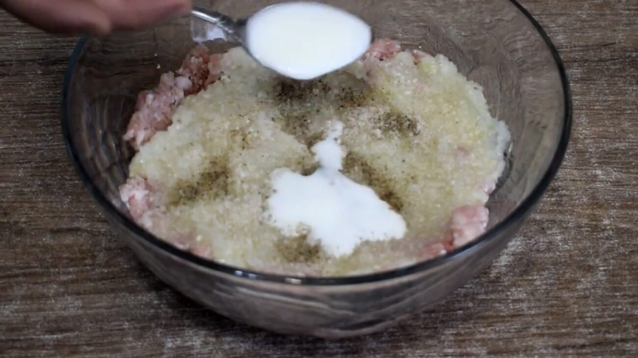 Господині розповіли, як приготувати смачну страву з фаршу та кефіру 