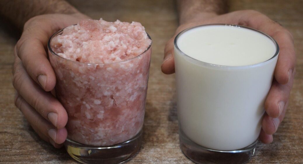 1 стакан кефіру і 1 стакан фаршу: коли хочеться, щоб було смачно і ситно — готую це. Виходить 10 штучок 