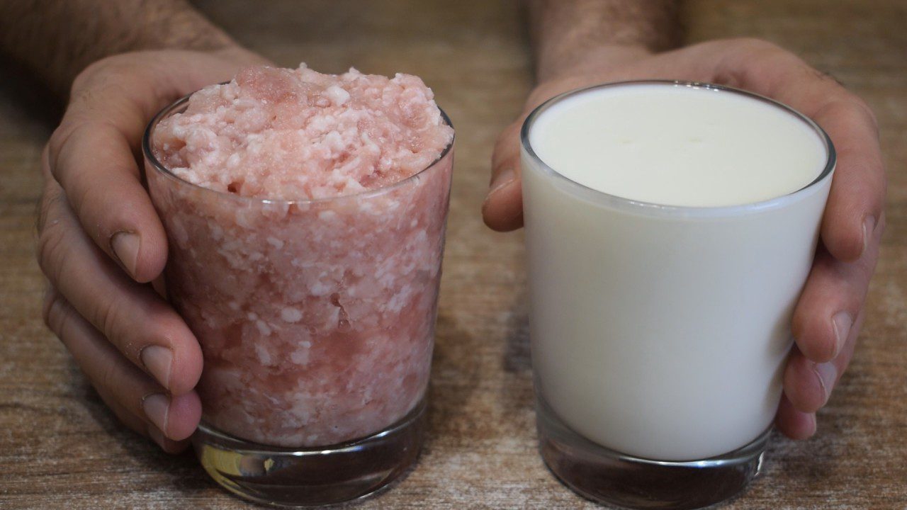 Господині розповіли, як приготувати смачну страву з фаршу та кефіру 