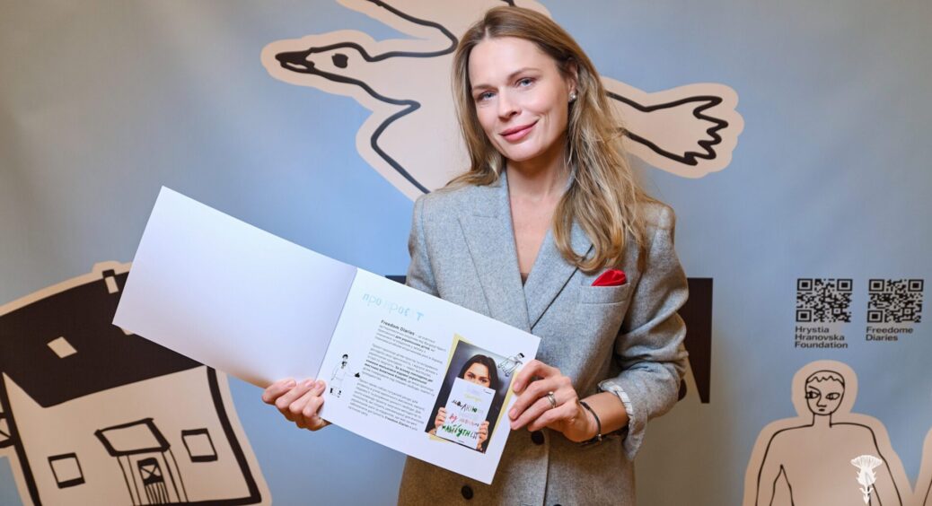 В Лондоні про своїх не забуває: Ольга Фреймут джинсах-балонах “благословила” проєкт для українських дітей 